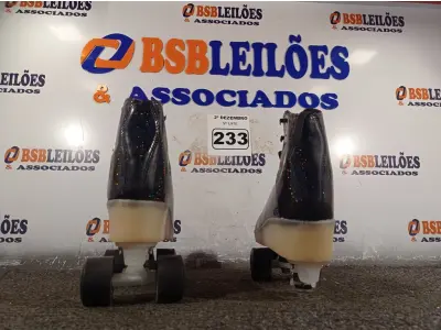 LOTE 233 - 01 PAR DE PATINS. (NO ESTADO) ATENÇÃO! FAZER A VISITAÇÃO ANTES DE ARREMATAR, NÃO SABEMOS SE FUNCIONA. LEILÃO NÃO TEM GARANTIA E NEM DEVOLUÇÃO, SUJEITO A POSSÍVEIS AVARIAS VISÍVEIS/OCULTAS E/OU AUSÊNCIA DE COMPONENTES.