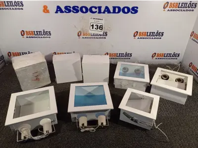LOTE 136 - 09 LUMINÁRIAS SENDO 05 DE EMBUTIR. (NO ESTADO) ATENÇÃO! FAZER A VISITAÇÃO ANTES DE ARREMATAR, NÃO SABEMOS SE FUNCIONA. LEILÃO NÃO TEM GARANTIA E NEM DEVOLUÇÃO, SUJEITO A POSSÍVEIS AVARIAS VISÍVEIS/OCULTAS E/OU AUSÊNCIA DE COMPONENTES.