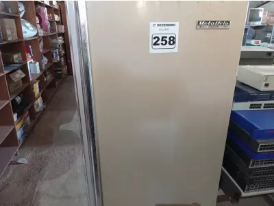 LOTE 258 - 01 FREEZER VERTICAL MARCA METALFRIO 220V. (NO ESTADO) ATENÇÃO! FAZER A VISITAÇÃO ANTES DE ARREMATAR, NÃO SABEMOS SE FUNCIONA. LEILÃO NÃO TEM GARANTIA E NEM DEVOLUÇÃO, SUJEITO A POSSÍVEIS AVARIAS VISÍVEIS/OCULTAS E/OU AUSÊNCIA DE COMPONENTES.