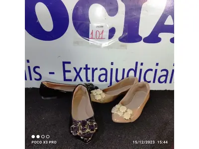 LOTE 101 - 02 – PARES DE CALÇADOS FEMININO Nº 35 (NO ESTADO, NÃO SABEMOS SE FUNCIONA. LEILÃO NÃO TEM GARANTIA E NEM DEVOLUÇÃO, SUJEITO A POSSÍVEIS AVARIAS VISÍVEIS/OCULTAS E/OU AUSÊNCIA DE COMPONENTES)