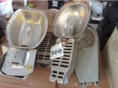LOTE 300 - 05 LUMINÁRIAS DE PÁTIO. (NO ESTADO) ATENÇÃO! FAZER A VISITAÇÃO ANTES DE ARREMATAR, NÃO SABEMOS SE FUNCIONA. LEILÃO NÃO TEM GARANTIA E NEM DEVOLUÇÃO, SUJEITO A POSSÍVEIS AVARIAS VISÍVEIS/OCULTAS E/OU AUSÊNCIA DE COMPONENTES.