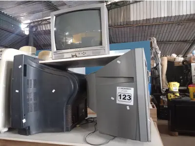 LOTE 123 - 03 TV’S DE TUBO MARCAS E MODELOS DIVERSOS. (NO ESTADO) ATENÇÃO! FAZER A VISITAÇÃO ANTES DE ARREMATAR, NÃO SABEMOS SE FUNCIONA. LEILÃO NÃO TEM GARANTIA E NEM DEVOLUÇÃO, SUJEITO A POSSÍVEIS AVARIAS VISÍVEIS/OCULTAS E/OU AUSÊNCIA DE COMPONENTES.