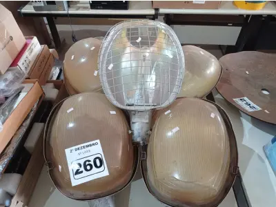 LOTE 260 - 05 LUMINÁRIAS DE PÁTIO. (NO ESTADO) ATENÇÃO! FAZER A VISITAÇÃO ANTES DE ARREMATAR, NÃO SABEMOS SE FUNCIONA. LEILÃO NÃO TEM GARANTIA E NEM DEVOLUÇÃO, SUJEITO A POSSÍVEIS AVARIAS VISÍVEIS/OCULTAS E/OU AUSÊNCIA DE COMPONENTES.