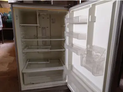 LOTE 323 - 01 GELADEIRA MARCA ELECTROLUX 220V. (NO ESTADO) ATENÇÃO! FAZER A VISITAÇÃO ANTES DE ARREMATAR, NÃO SABEMOS SE FUNCIONA. LEILÃO NÃO TEM GARANTIA E NEM DEVOLUÇÃO, SUJEITO A POSSÍVEIS AVARIAS VISÍVEIS/OCULTAS E/OU AUSÊNCIA DE COMPONENTES.
