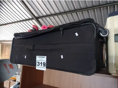 LOTE 319 - 01 MALA DE VIAGEM E 01 PAR DE PATINS. (NO ESTADO) ATENÇÃO! FAZER A VISITAÇÃO ANTES DE ARREMATAR, NÃO SABEMOS SE FUNCIONA. LEILÃO NÃO TEM GARANTIA E NEM DEVOLUÇÃO, SUJEITO A POSSÍVEIS AVARIAS VISÍVEIS/OCULTAS E/OU AUSÊNCIA DE COMPONENTES.