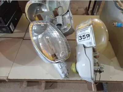 LOTE 359 - 04 LUMINÁRIAS PÚBLICAS DE POSTE. (NO ESTADO) ATENÇÃO! FAZER A VISITAÇÃO ANTES DE ARREMATAR, NÃO SABEMOS SE FUNCIONA. LEILÃO NÃO TEM GARANTIA E NEM DEVOLUÇÃO, SUJEITO A POSSÍVEIS AVARIAS VISÍVEIS/OCULTAS E/OU AUSÊNCIA DE COMPONENTES.