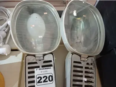 LOTE 220 - 02 LUMINÁRIAS DE PÁTIO. (NO ESTADO) ATENÇÃO! FAZER A VISITAÇÃO ANTES DE ARREMATAR, NÃO SABEMOS SE FUNCIONA. LEILÃO NÃO TEM GARANTIA E NEM DEVOLUÇÃO, SUJEITO A POSSÍVEIS AVARIAS VISÍVEIS/OCULTAS E/OU AUSÊNCIA DE COMPONENTES.