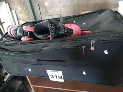 LOTE 319 - 01 MALA DE VIAGEM E 01 PAR DE PATINS. (NO ESTADO) ATENÇÃO! FAZER A VISITAÇÃO ANTES DE ARREMATAR, NÃO SABEMOS SE FUNCIONA. LEILÃO NÃO TEM GARANTIA E NEM DEVOLUÇÃO, SUJEITO A POSSÍVEIS AVARIAS VISÍVEIS/OCULTAS E/OU AUSÊNCIA DE COMPONENTES.