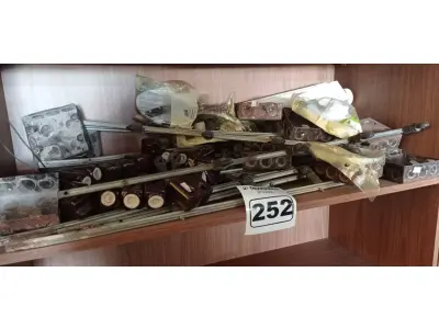 LOTE 252 - 01 LOTE COM VÁRIAS HASTES PARA CERCA ELÉTRICA, ISOLADORES, CAIXAS 4X4 E PLAFONS. (NO ESTADO) ATENÇÃO! FAZER A VISITAÇÃO ANTES DE ARREMATAR, NÃO SABEMOS SE FUNCIONA. LEILÃO NÃO TEM GARANTIA E NEM DEVOLUÇÃO, SUJEITO A POSSÍVEIS AVARIAS VISÍVEIS/OCULTAS E/OU AUSÊNCIA DE COMPONENTES.