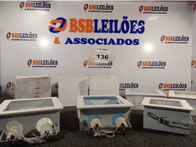 LOTE 136 - 09 LUMINÁRIAS SENDO 05 DE EMBUTIR. (NO ESTADO) ATENÇÃO! FAZER A VISITAÇÃO ANTES DE ARREMATAR, NÃO SABEMOS SE FUNCIONA. LEILÃO NÃO TEM GARANTIA E NEM DEVOLUÇÃO, SUJEITO A POSSÍVEIS AVARIAS VISÍVEIS/OCULTAS E/OU AUSÊNCIA DE COMPONENTES.