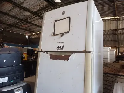 LOTE 482 - 01 GELADEIRA MARCA GE COM AVARIAS. (NO ESTADO) ATENÇÃO! FAZER A VISITAÇÃO ANTES DE ARREMATAR, NÃO SABEMOS SE FUNCIONA. LEILÃO NÃO TEM GARANTIA E NEM DEVOLUÇÃO, SUJEITO A POSSÍVEIS AVARIAS VISÍVEIS/OCULTAS E/OU AUSÊNCIA DE COMPONENTES.