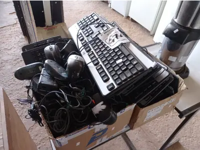 LOTE 474 - 01 LOTE COM VÁRIOS MOUSES E TECLADOS PARA PC MARCAS E MODELOS DIVERSOS. (NO ESTADO) ATENÇÃO! FAZER A VISITAÇÃO ANTES DE ARREMATAR, NÃO SABEMOS SE FUNCIONA. LEILÃO NÃO TEM GARANTIA E NEM DEVOLUÇÃO, SUJEITO A POSSÍVEIS AVARIAS VISÍVEIS/OCULTAS E/OU AUSÊNCIA DE COMPONENTES.