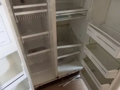 LOTE 485 - 01 GELADEIRA MARCA GE 127V. (NO ESTADO) ATENÇÃO! FAZER A VISITAÇÃO ANTES DE ARREMATAR, NÃO SABEMOS SE FUNCIONA. LEILÃO NÃO TEM GARANTIA E NEM DEVOLUÇÃO, SUJEITO A POSSÍVEIS AVARIAS VISÍVEIS/OCULTAS E/OU AUSÊNCIA DE COMPONENTES.