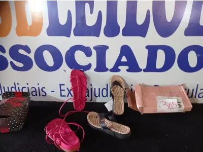 LOTE 305 - 02 – PARES DE CALÇADOS FEMININO Nº 39 (NO ESTADO, NÃO SABEMOS SE FUNCIONA. LEILÃO NÃO TEM GARANTIA E NEM DEVOLUÇÃO, SUJEITO A POSSÍVEIS AVARIAS VISÍVEIS/OCULTAS E/OU AUSÊNCIA DE COMPONENTES)