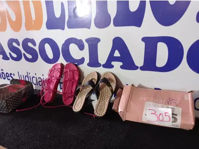 LOTE 305 - 02 – PARES DE CALÇADOS FEMININO Nº 39 (NO ESTADO, NÃO SABEMOS SE FUNCIONA. LEILÃO NÃO TEM GARANTIA E NEM DEVOLUÇÃO, SUJEITO A POSSÍVEIS AVARIAS VISÍVEIS/OCULTAS E/OU AUSÊNCIA DE COMPONENTES)