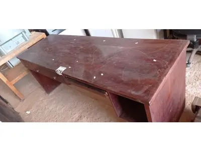 LOTE 479 - 01 MESA DE ESCRITÓRIO EM MADEIRA COM 03 GAVETAS. (NO ESTADO) ATENÇÃO! FAZER A VISITAÇÃO ANTES DE ARREMATAR, NÃO SABEMOS SE FUNCIONA. LEILÃO NÃO TEM GARANTIA E NEM DEVOLUÇÃO, SUJEITO A POSSÍVEIS AVARIAS VISÍVEIS/OCULTAS E/OU AUSÊNCIA DE COMPONENTES.