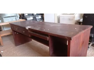 LOTE 479 - 01 MESA DE ESCRITÓRIO EM MADEIRA COM 03 GAVETAS. (NO ESTADO) ATENÇÃO! FAZER A VISITAÇÃO ANTES DE ARREMATAR, NÃO SABEMOS SE FUNCIONA. LEILÃO NÃO TEM GARANTIA E NEM DEVOLUÇÃO, SUJEITO A POSSÍVEIS AVARIAS VISÍVEIS/OCULTAS E/OU AUSÊNCIA DE COMPONENTES.