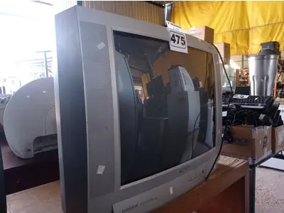LOTE 475 - 01 TV DE TUBO MARCA TOSHIBA. (NO ESTADO) ATENÇÃO! FAZER A VISITAÇÃO ANTES DE ARREMATAR, NÃO SABEMOS SE FUNCIONA. LEILÃO NÃO TEM GARANTIA E NEM DEVOLUÇÃO, SUJEITO A POSSÍVEIS AVARIAS VISÍVEIS/OCULTAS E/OU AUSÊNCIA DE COMPONENTES.