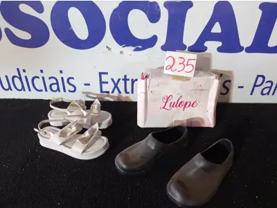 LOTE 235 - 02 – PARES DE CALÇADOS FEMININO Nº 34 (NO ESTADO, NÃO SABEMOS SE FUNCIONA. LEILÃO NÃO TEM GARANTIA E NEM DEVOLUÇÃO, SUJEITO A POSSÍVEIS AVARIAS VISÍVEIS/OCULTAS E/OU AUSÊNCIA DE COMPONENTES)