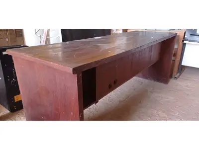 LOTE 479 - 01 MESA DE ESCRITÓRIO EM MADEIRA COM 03 GAVETAS. (NO ESTADO) ATENÇÃO! FAZER A VISITAÇÃO ANTES DE ARREMATAR, NÃO SABEMOS SE FUNCIONA. LEILÃO NÃO TEM GARANTIA E NEM DEVOLUÇÃO, SUJEITO A POSSÍVEIS AVARIAS VISÍVEIS/OCULTAS E/OU AUSÊNCIA DE COMPONENTES.