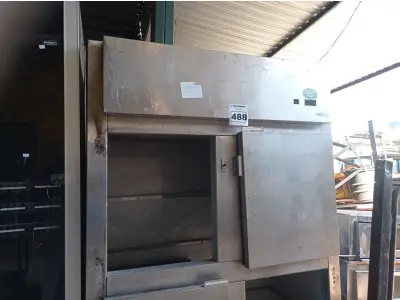 LOTE 488 - 01 GELADEIRA INDUSTRIAL SEM MOTOR COM AVARIAS. (NO ESTADO) ATENÇÃO! FAZER A VISITAÇÃO ANTES DE ARREMATAR, NÃO SABEMOS SE FUNCIONA. LEILÃO NÃO TEM GARANTIA E NEM DEVOLUÇÃO, SUJEITO A POSSÍVEIS AVARIAS VISÍVEIS/OCULTAS E/OU AUSÊNCIA DE COMPONENTES.