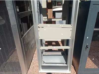 LOTE 492 - 01 RACK PARA EQUIPAMENTOS DE TELECOMUNICAÇÕES. (NO ESTADO) ATENÇÃO! FAZER A VISITAÇÃO ANTES DE ARREMATAR, NÃO SABEMOS SE FUNCIONA. LEILÃO NÃO TEM GARANTIA E NEM DEVOLUÇÃO, SUJEITO A POSSÍVEIS AVARIAS VISÍVEIS/OCULTAS E/OU AUSÊNCIA DE COMPONENTES.