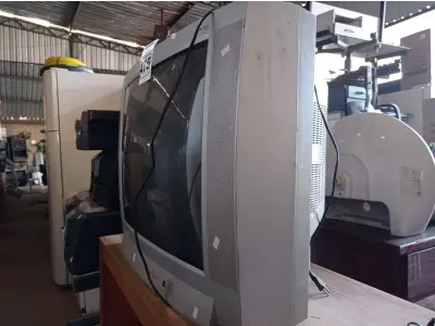 LOTE 475 - 01 TV DE TUBO MARCA TOSHIBA. (NO ESTADO) ATENÇÃO! FAZER A VISITAÇÃO ANTES DE ARREMATAR, NÃO SABEMOS SE FUNCIONA. LEILÃO NÃO TEM GARANTIA E NEM DEVOLUÇÃO, SUJEITO A POSSÍVEIS AVARIAS VISÍVEIS/OCULTAS E/OU AUSÊNCIA DE COMPONENTES.