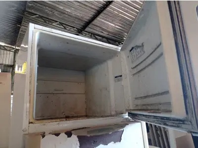 LOTE 482 - 01 GELADEIRA MARCA GE COM AVARIAS. (NO ESTADO) ATENÇÃO! FAZER A VISITAÇÃO ANTES DE ARREMATAR, NÃO SABEMOS SE FUNCIONA. LEILÃO NÃO TEM GARANTIA E NEM DEVOLUÇÃO, SUJEITO A POSSÍVEIS AVARIAS VISÍVEIS/OCULTAS E/OU AUSÊNCIA DE COMPONENTES.