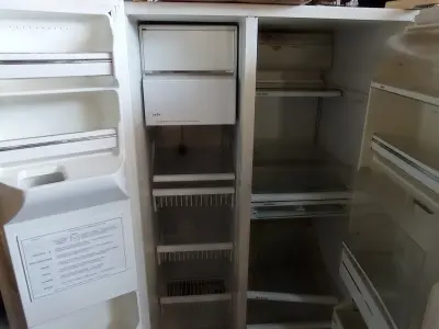 LOTE 485 - 01 GELADEIRA MARCA GE 127V. (NO ESTADO) ATENÇÃO! FAZER A VISITAÇÃO ANTES DE ARREMATAR, NÃO SABEMOS SE FUNCIONA. LEILÃO NÃO TEM GARANTIA E NEM DEVOLUÇÃO, SUJEITO A POSSÍVEIS AVARIAS VISÍVEIS/OCULTAS E/OU AUSÊNCIA DE COMPONENTES.
