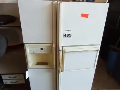 LOTE 485 - 01 GELADEIRA MARCA GE 127V. (NO ESTADO) ATENÇÃO! FAZER A VISITAÇÃO ANTES DE ARREMATAR, NÃO SABEMOS SE FUNCIONA. LEILÃO NÃO TEM GARANTIA E NEM DEVOLUÇÃO, SUJEITO A POSSÍVEIS AVARIAS VISÍVEIS/OCULTAS E/OU AUSÊNCIA DE COMPONENTES.