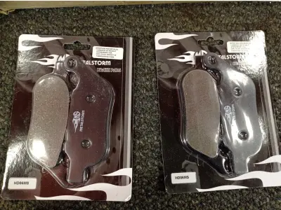 LOTE 510 - 50 KITS DE PASTILHA DE FREIO PARA HARLEY DAVIDSON, MODELO SOFTAIL DE 2008-2016, SENDO 25 DIANTEIRAS E 25 TRASEIRAS, NOVAS. (NO ESTADO)
