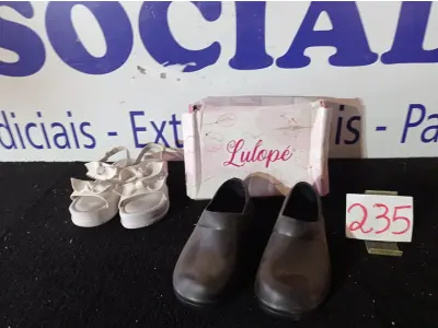 LOTE 235 - 02 – PARES DE CALÇADOS FEMININO Nº 34 (NO ESTADO, NÃO SABEMOS SE FUNCIONA. LEILÃO NÃO TEM GARANTIA E NEM DEVOLUÇÃO, SUJEITO A POSSÍVEIS AVARIAS VISÍVEIS/OCULTAS E/OU AUSÊNCIA DE COMPONENTES)