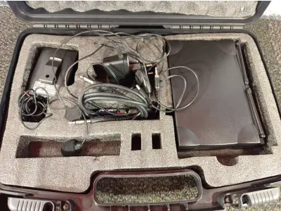 LOTE 035 - 01 MICROFONE + RECEPTOR SEM FIO MARCA TAG COM CASE E CABOS. (NO ESTADO) ATENÇÃO! FAZER A VISITAÇÃO ANTES DE ARREMATAR, NÃO SABEMOS SE FUNCIONA. LEILÃO NÃO TEM GARANTIA E NEM DEVOLUÇÃO, SUJEITO A POSSÍVEIS AVARIAS VISÍVEIS/OCULTAS E/OU AUSÊNCIA DE COMPONENTES.