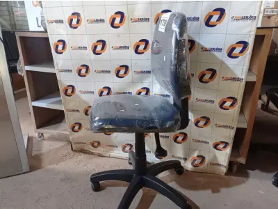 LOTE 170 - 01 CADEIRA DE ESCRITÓRIO COM BASE GIRATÓRIA. (NO ESTADO) ATENÇÃO! FAZER A VISITAÇÃO ANTES DE ARREMATAR, NÃO SABEMOS SE FUNCIONA. LEILÃO NÃO TEM GARANTIA E NEM DEVOLUÇÃO, SUJEITO A POSSÍVEIS AVARIAS VISÍVEIS/OCULTAS E/OU AUSÊNCIA DE COMPONENTES.