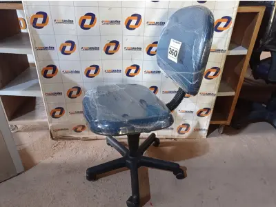 LOTE 260 - 01 CADEIRA DE ESCRITÓRIO COM BASE GIRATÓRIA. (NO ESTADO) ATENÇÃO! FAZER A VISITAÇÃO ANTES DE ARREMATAR, NÃO SABEMOS SE FUNCIONA. LEILÃO NÃO TEM GARANTIA E NEM DEVOLUÇÃO, SUJEITO A POSSÍVEIS AVARIAS VISÍVEIS/OCULTAS E/OU AUSÊNCIA DE COMPONENTES.