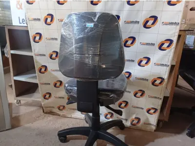 LOTE 170 - 01 CADEIRA DE ESCRITÓRIO COM BASE GIRATÓRIA. (NO ESTADO) ATENÇÃO! FAZER A VISITAÇÃO ANTES DE ARREMATAR, NÃO SABEMOS SE FUNCIONA. LEILÃO NÃO TEM GARANTIA E NEM DEVOLUÇÃO, SUJEITO A POSSÍVEIS AVARIAS VISÍVEIS/OCULTAS E/OU AUSÊNCIA DE COMPONENTES.