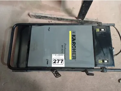 LOTE 277 - 01 LIMPADOR DE ESCADAS PROFISSIONAL MARCA KARCHER BR 45/10. (NO ESTADO) ATENÇÃO! FAZER A VISITAÇÃO ANTES DE ARREMATAR, NÃO SABEMOS SE FUNCIONA. LEILÃO NÃO TEM GARANTIA E NEM DEVOLUÇÃO, SUJEITO A POSSÍVEIS AVARIAS VISÍVEIS/OCULTAS E/OU AUSÊNCIA DE COMPONENTES.