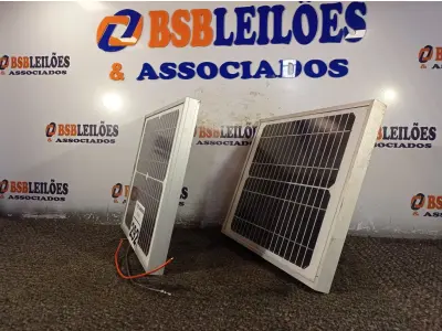 LOTE 292 - 02 PAINÉIS SOLARES 18V 10W. (NO ESTADO) ATENÇÃO! FAZER A VISITAÇÃO ANTES DE ARREMATAR, NÃO SABEMOS SE FUNCIONA. LEILÃO NÃO TEM GARANTIA E NEM DEVOLUÇÃO, SUJEITO A POSSÍVEIS AVARIAS VISÍVEIS/OCULTAS E/OU AUSÊNCIA DE COMPONENTES.
