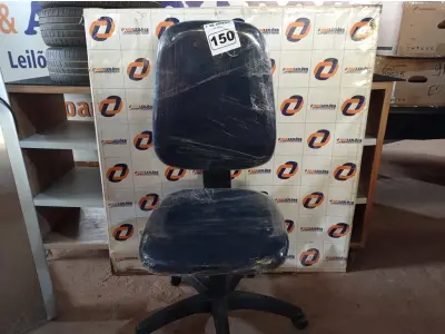LOTE 150 - 01 CADEIRA DE ESCRITÓRIO COM BASE GIRATÓRIA. (NO ESTADO) ATENÇÃO! FAZER A VISITAÇÃO ANTES DE ARREMATAR, NÃO SABEMOS SE FUNCIONA. LEILÃO NÃO TEM GARANTIA E NEM DEVOLUÇÃO, SUJEITO A POSSÍVEIS AVARIAS VISÍVEIS/OCULTAS E/OU AUSÊNCIA DE COMPONENTES.
