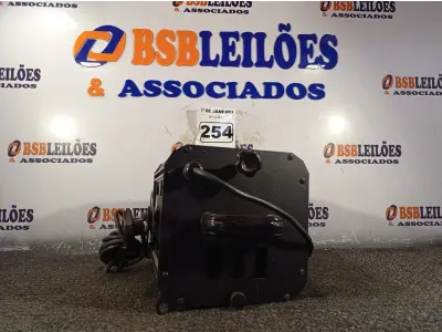LOTE 254 - 01 LUMINÁRIA PARA ESTÚDIO. (NO ESTADO) ATENÇÃO! FAZER A VISITAÇÃO ANTES DE ARREMATAR, NÃO SABEMOS SE FUNCIONA. LEILÃO NÃO TEM GARANTIA E NEM DEVOLUÇÃO, SUJEITO A POSSÍVEIS AVARIAS VISÍVEIS/OCULTAS E/OU AUSÊNCIA DE COMPONENTES.
