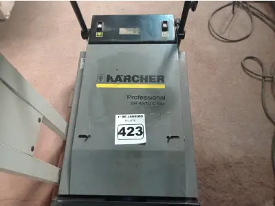 LOTE 423 - 01 LIMPADOR DE ESCADAS PROFISSIONAL MARCA KARCHER BR 45/10. (NO ESTADO) ATENÇÃO! FAZER A VISITAÇÃO ANTES DE ARREMATAR, NÃO SABEMOS SE FUNCIONA. LEILÃO NÃO TEM GARANTIA E NEM DEVOLUÇÃO, SUJEITO A POSSÍVEIS AVARIAS VISÍVEIS/OCULTAS E/OU AUSÊNCIA DE COMPONENTES.