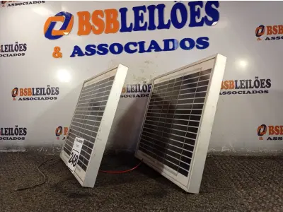 LOTE 248 - 02 PAINÉIS SOLARES 18V 10W. (NO ESTADO) ATENÇÃO! FAZER A VISITAÇÃO ANTES DE ARREMATAR, NÃO SABEMOS SE FUNCIONA. LEILÃO NÃO TEM GARANTIA E NEM DEVOLUÇÃO, SUJEITO A POSSÍVEIS AVARIAS VISÍVEIS/OCULTAS E/OU AUSÊNCIA DE COMPONENTES.
