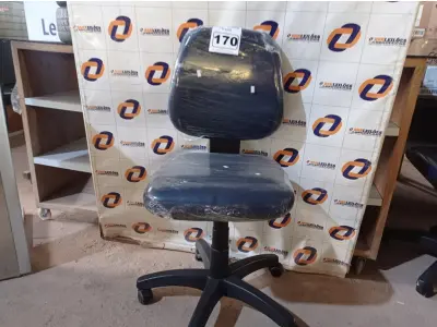 LOTE 170 - 01 CADEIRA DE ESCRITÓRIO COM BASE GIRATÓRIA. (NO ESTADO) ATENÇÃO! FAZER A VISITAÇÃO ANTES DE ARREMATAR, NÃO SABEMOS SE FUNCIONA. LEILÃO NÃO TEM GARANTIA E NEM DEVOLUÇÃO, SUJEITO A POSSÍVEIS AVARIAS VISÍVEIS/OCULTAS E/OU AUSÊNCIA DE COMPONENTES.