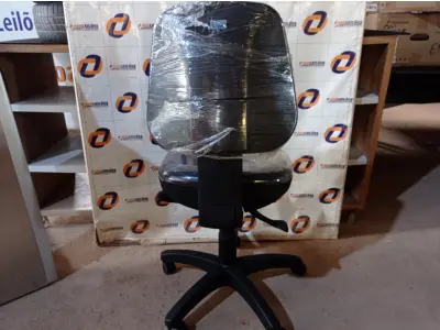 LOTE 200 - 01 CADEIRA DE ESCRITÓRIO COM BASE GIRATÓRIA. (NO ESTADO) ATENÇÃO! FAZER A VISITAÇÃO ANTES DE ARREMATAR, NÃO SABEMOS SE FUNCIONA. LEILÃO NÃO TEM GARANTIA E NEM DEVOLUÇÃO, SUJEITO A POSSÍVEIS AVARIAS VISÍVEIS/OCULTAS E/OU AUSÊNCIA DE COMPONENTES.