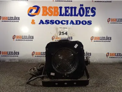 LOTE 254 - 01 LUMINÁRIA PARA ESTÚDIO. (NO ESTADO) ATENÇÃO! FAZER A VISITAÇÃO ANTES DE ARREMATAR, NÃO SABEMOS SE FUNCIONA. LEILÃO NÃO TEM GARANTIA E NEM DEVOLUÇÃO, SUJEITO A POSSÍVEIS AVARIAS VISÍVEIS/OCULTAS E/OU AUSÊNCIA DE COMPONENTES.