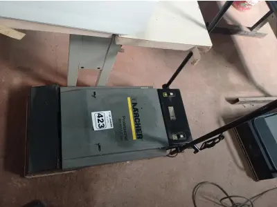 LOTE 423 - 01 LIMPADOR DE ESCADAS PROFISSIONAL MARCA KARCHER BR 45/10. (NO ESTADO) ATENÇÃO! FAZER A VISITAÇÃO ANTES DE ARREMATAR, NÃO SABEMOS SE FUNCIONA. LEILÃO NÃO TEM GARANTIA E NEM DEVOLUÇÃO, SUJEITO A POSSÍVEIS AVARIAS VISÍVEIS/OCULTAS E/OU AUSÊNCIA DE COMPONENTES.