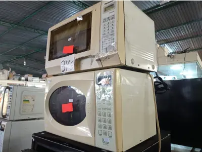 LOTE 376 - 02 MICRO-ONDAS MARCAS E MODELOS DIVERSOS. (NO ESTADO) ATENÇÃO! FAZER A VISITAÇÃO ANTES DE ARREMATAR, NÃO SABEMOS SE FUNCIONA. LEILÃO NÃO TEM GARANTIA E NEM DEVOLUÇÃO, SUJEITO A POSSÍVEIS AVARIAS VISÍVEIS/OCULTAS E/OU AUSÊNCIA DE COMPONENTES.