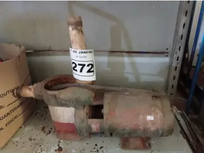 LOTE 272 - 01 MOTOBOMBA COM AVARIAS. (NO ESTADO) ATENÇÃO! FAZER A VISITAÇÃO ANTES DE ARREMATAR, NÃO SABEMOS SE FUNCIONA. LEILÃO NÃO TEM GARANTIA E NEM DEVOLUÇÃO, SUJEITO A POSSÍVEIS AVARIAS VISÍVEIS/OCULTAS E/OU AUSÊNCIA DE COMPONENTES.
