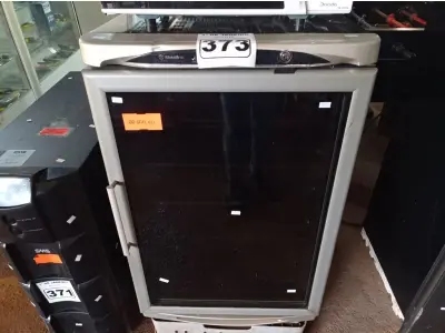 LOTE 373 - 01 ADEGA METALFRIO. (NO ESTADO) ATENÇÃO! FAZER A VISITAÇÃO ANTES DE ARREMATAR, NÃO SABEMOS SE FUNCIONA. LEILÃO NÃO TEM GARANTIA E NEM DEVOLUÇÃO, SUJEITO A POSSÍVEIS AVARIAS VISÍVEIS/OCULTAS E/OU AUSÊNCIA DE COMPONENTES.