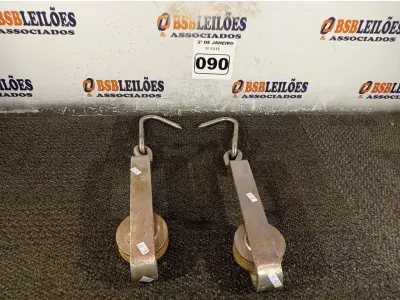 LOTE 090 - 02 SUPORTES DE AÇO PARA CARRETILHA.(NO ESTADO) ATENÇÃO! FAZER A VISITAÇÃO ANTES DE ARREMATAR, NÃO SABEMOS SE FUNCIONA. LEILÃO NÃO TEM GARANTIA E NEM DEVOLUÇÃO, SUJEITO A POSSÍVEIS AVARIAS VISÍVEIS/OCULTAS E/OU AUSÊNCIA DE COMPONENTES.